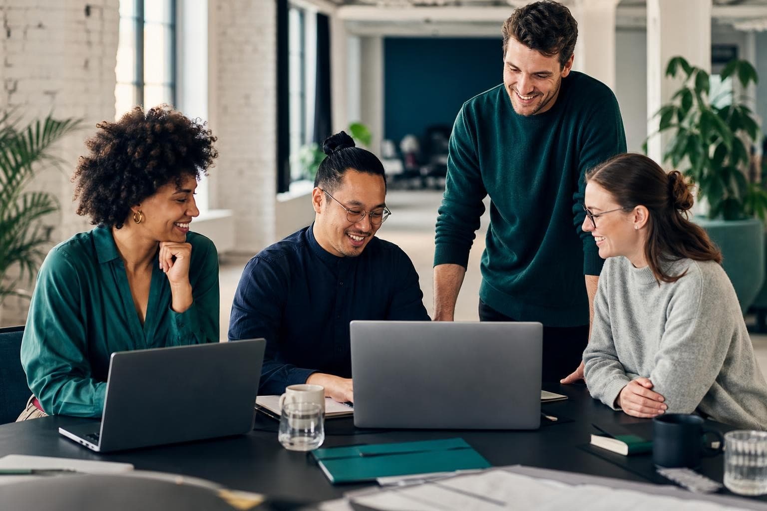 Team in einer Kreativagentur bei der Projektarbeit