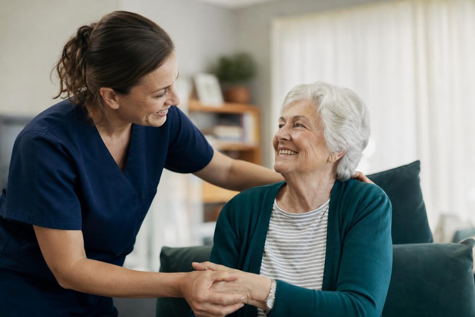 Pflegekraft betreut eine Patientin zu Hause